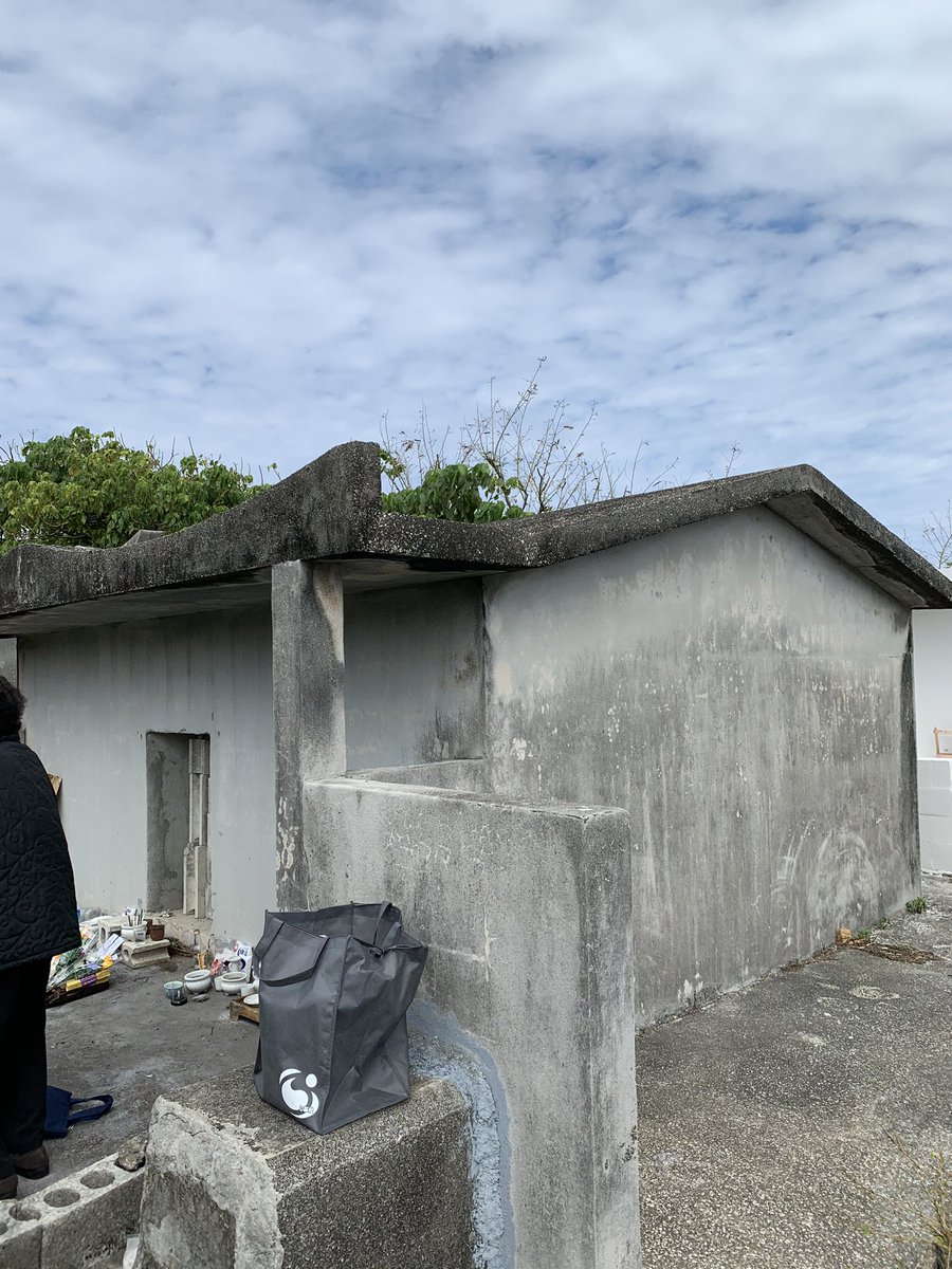 にゃいった 大阪 伊良部島共同墓地 人 入口のレンガを取って入ります 中には骨壺がたくさん並んでて 骨壺に入ってない骨もたくさんありました 人 合掌 沖縄