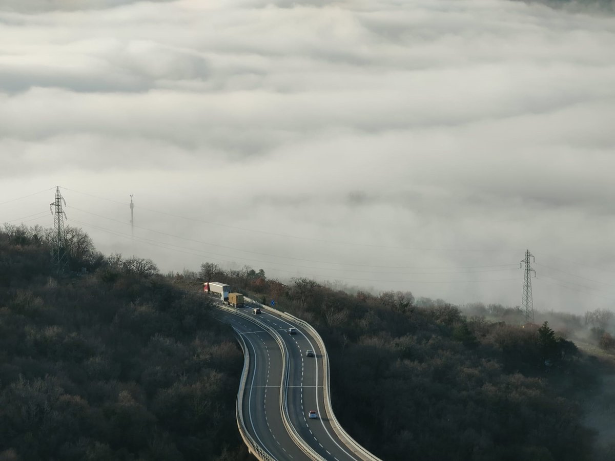 il_piccolo's tweet photo. #Trieste sommersa dalla #nebbia: gli splendidi scatti sono del nostro @AndreaLasorte https://t.co/55Y40TMnhZ