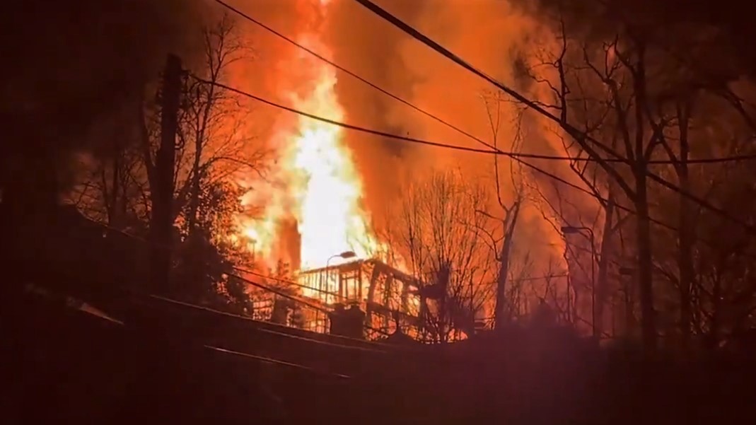 STATter911's tweet image. A compilation of the videos from the @dcfireems 2-alarm fire this morning on 31st Street in NW DC. Watch here-statter911.com/2021/02/24/vid… #firefighters #DCFD #DCfire