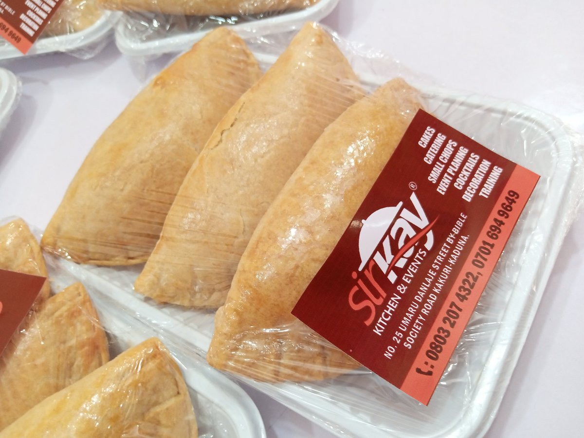 SirKayKitchen's tweet photo. Not only about cakes alone 😁
Did you all know we make the best pastries too ?😁🤪 
YES WE DO!  
Freshly baked meatpie, Rich fillings and they are super delicious for just 1k 🤗😘  
#meatpie #yummymeatpie #snacks #pastries #pastry #kdbaker https://t.co/Jg0KNSAjIF