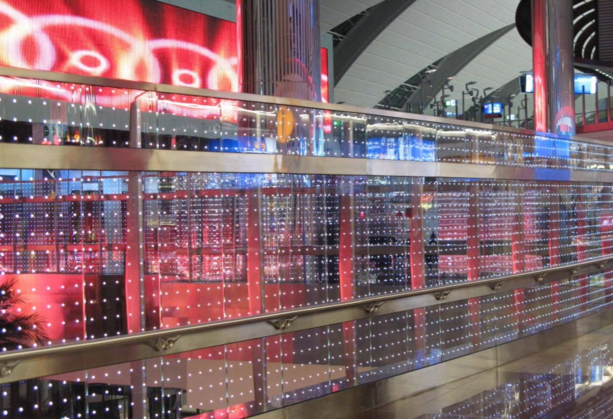KaphsSA's tweet photo. @GroupeADP chose 800 m² of our Transparent Media Façade Powerglass® and created balustrades equipped with 80'000 white LED in @DXB. About 2'000 panels with a thickness of 10 mm illuminate Terminal 3. https://t.co/wVNxfeIAba