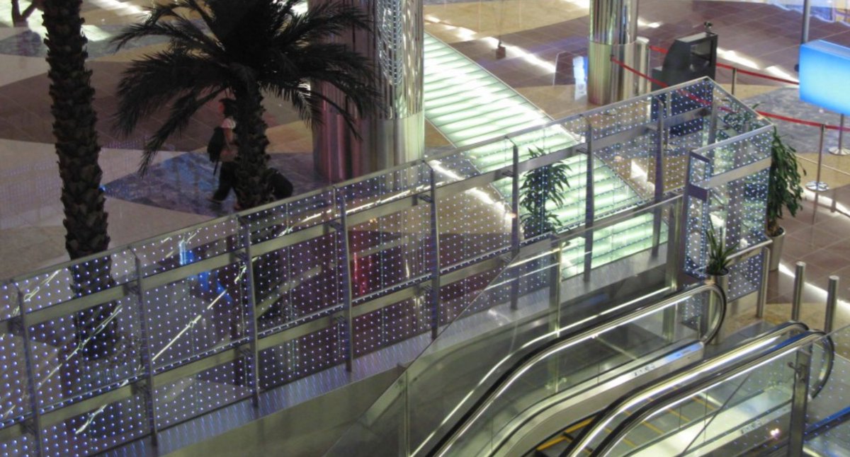 KaphsSA's tweet photo. @GroupeADP chose 800 m² of our Transparent Media Façade Powerglass® and created balustrades equipped with 80'000 white LED in @DXB. About 2'000 panels with a thickness of 10 mm illuminate Terminal 3. https://t.co/wVNxfeIAba