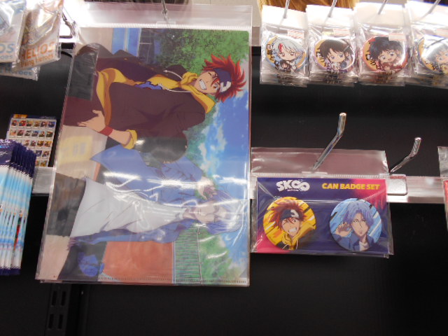 アニメイト新潟 Sk エスケーエイト アクリルスタンド きゃらびぃ と 缶バッジセット クリアファイル 入荷しましたガタ Acos コーナー入口にて好評販売中ですガタ Sk 8 エスケーエイト