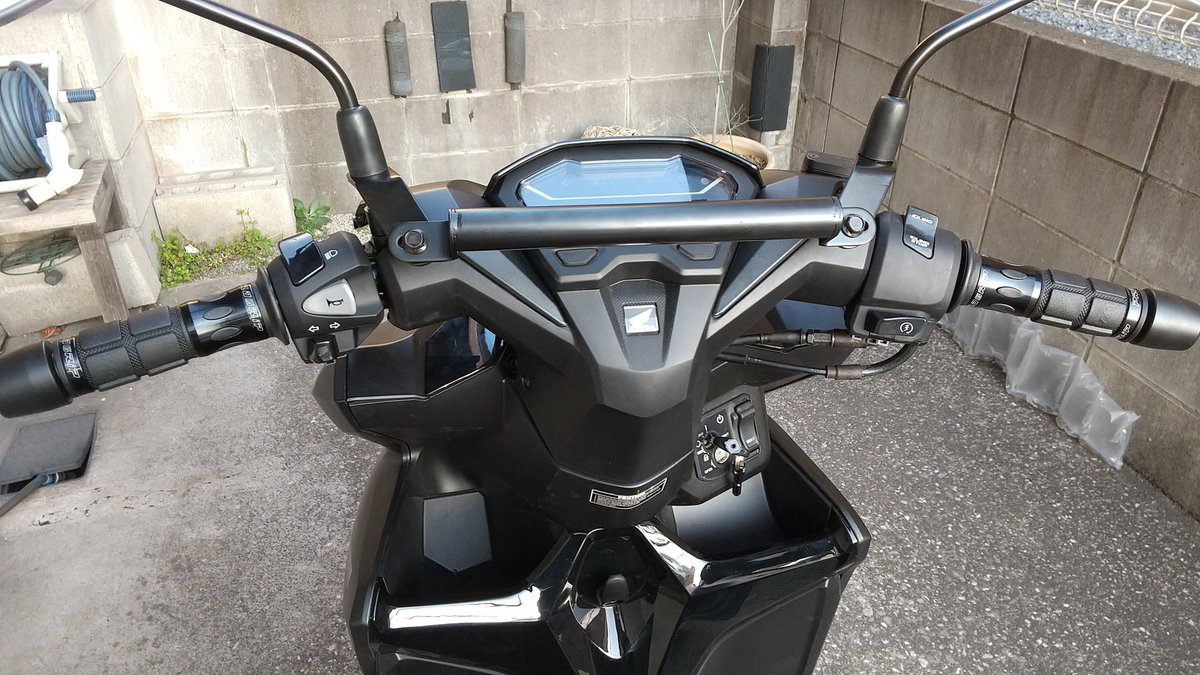 Blue W Vario125 グリップは115mm スロットルパイプはkitacoのpcx Jf56 バーエンドはadv150純正 Blue W Vario125 グリップは115mm スロットルパイプはkitacoのpcx Jf56 バーエンドはadv150純正