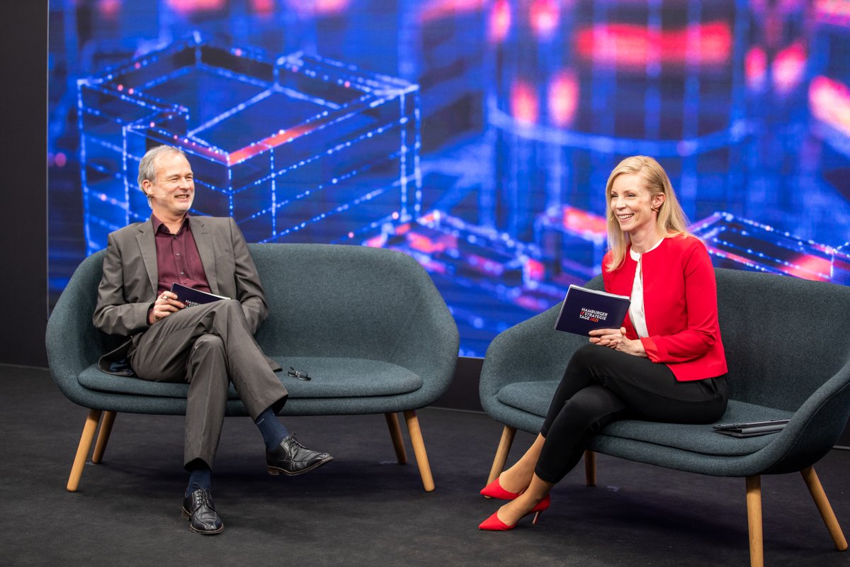 Ein großes Programm gibt es heute auf den Hamburger IT-Strategietagen. Die Moderatoren Claudia van Veen und Horst Ellermann bringen sie durch den Tag. it-strategietage.de/programm/ #ithh #cio