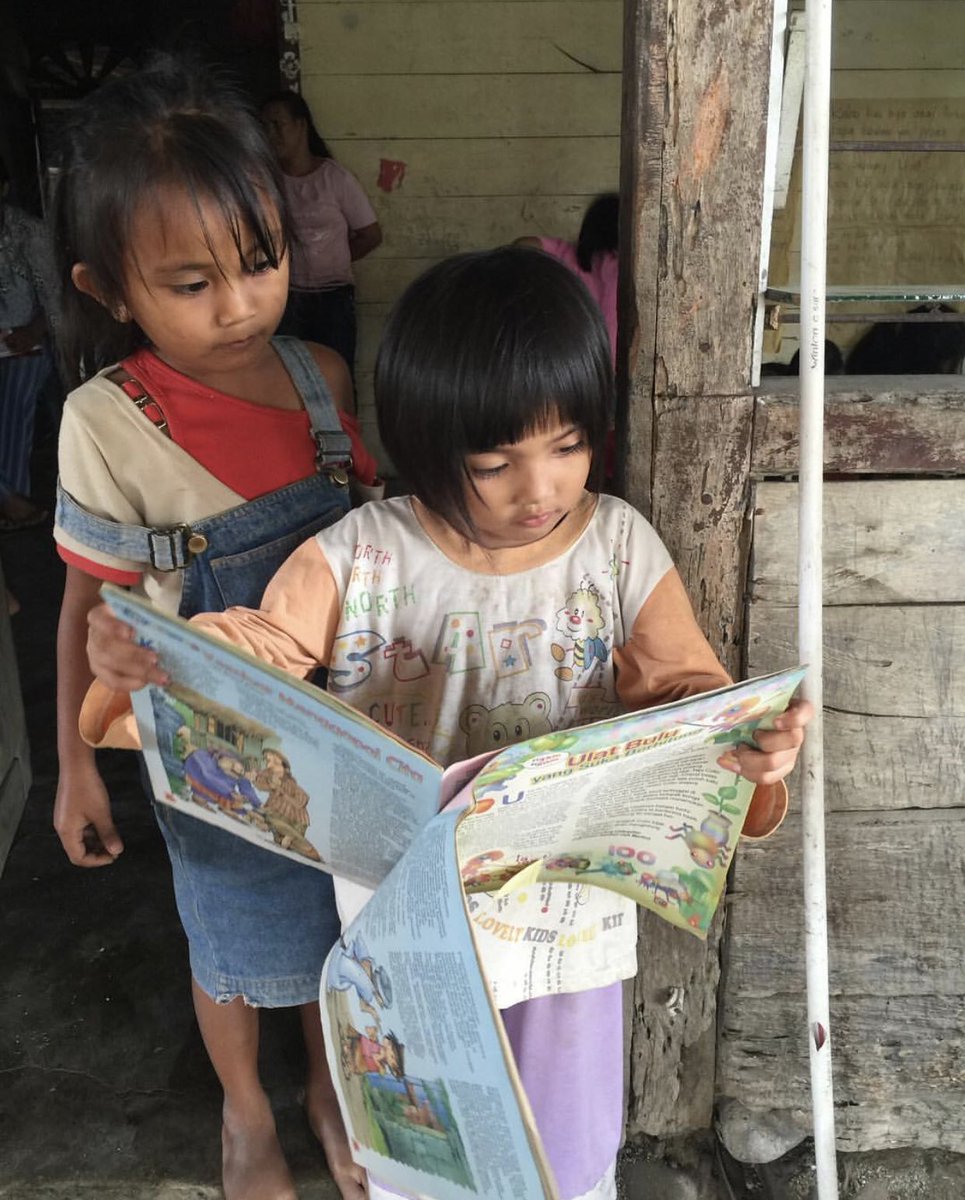 Kami menjumpai anak-anak di desa dengan buku. 15 desa sudah punya perpustakaan keliling, ruang aktivitas dan kreativitas anak. 

500 buku sudah berjalan keliling desa setiap minggunya. Mereka masih ingin membaca lagi :-)

#perpustakaansophia #sophialibrary #mobilelibrary