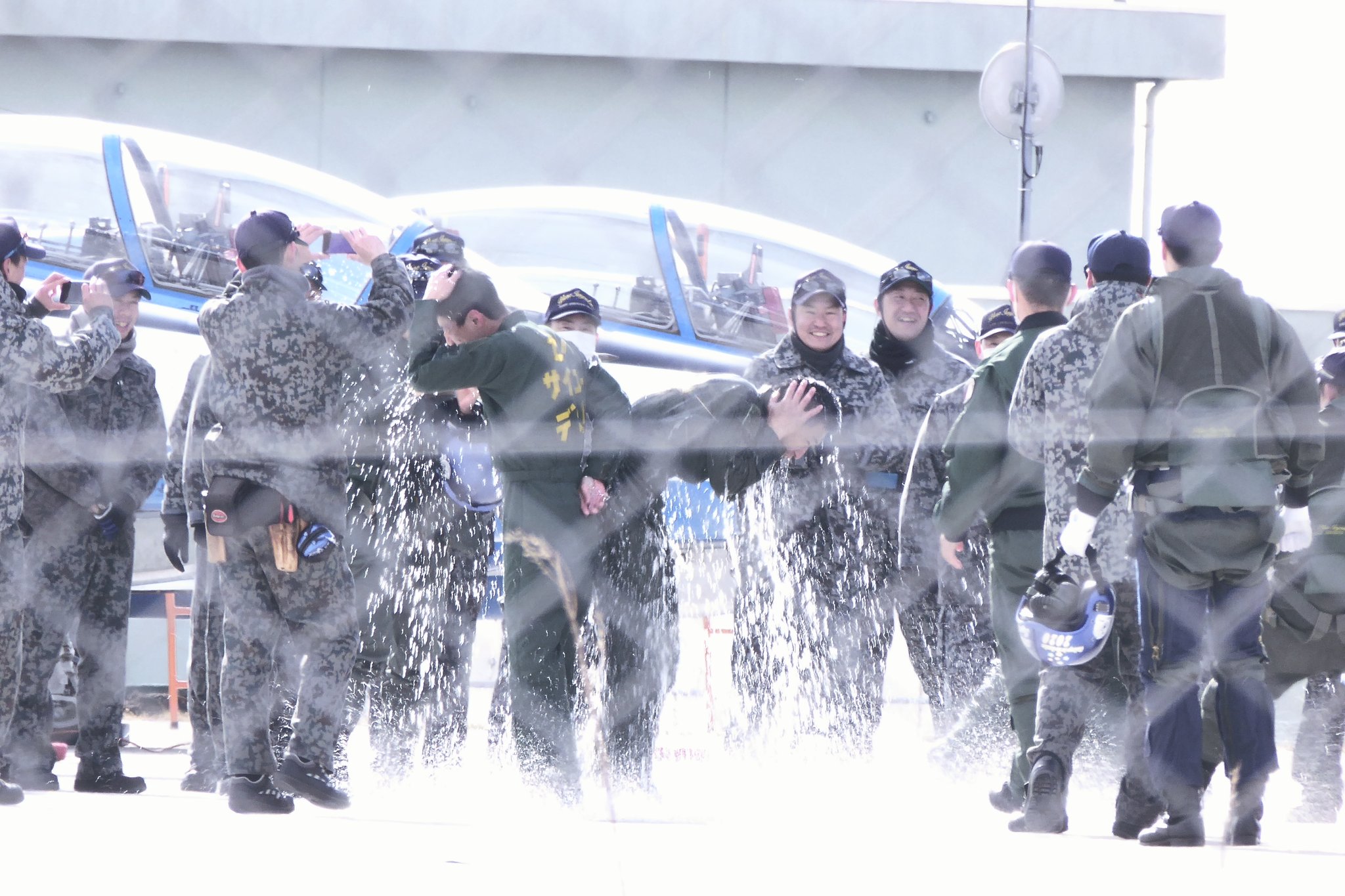 ぺ 大きめのバケツ って くらいの容赦ない水が 皆さんからの愛情たっぷりの水かけセレモニー ブルーインパルス ドルフィンライダー Gonさん ラストフライト T Co yz1ty3mn Twitter