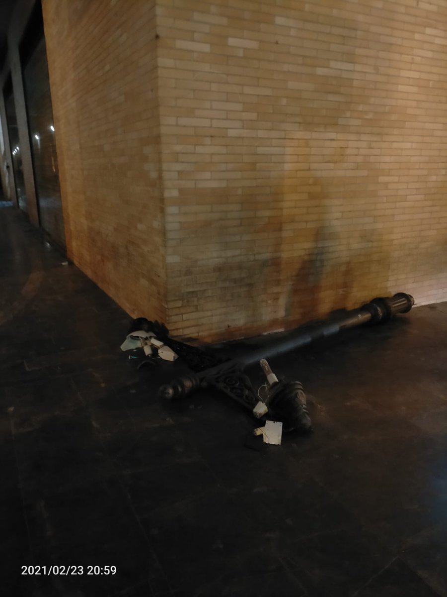 📢Solicitamos colaboración ciudadana🙋🙋‍♂️
Ayer 2⃣0⃣:4⃣5⃣ un camión intenta acceder al Muro pero en una maniobra marcha atrás tumba una farola y daña la señalización en la Plaza de las 3 Culturas.
Si algún vecino o peatón puede facilitar información puede llamar al 0⃣9⃣2⃣☎️
Gracias