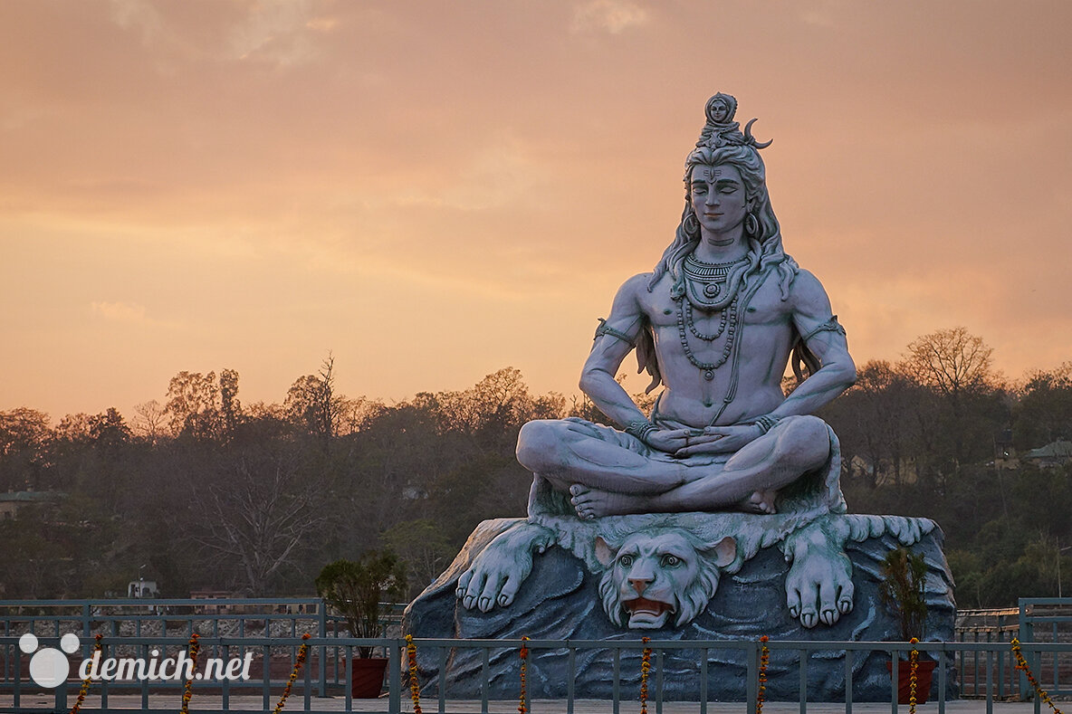 Боги йоги. Шива статуя Ришикеш. Шива Бог древней Индии. Статуя Шива Ришикеш 2019. Скульптура Шивы в Ришикеше.
