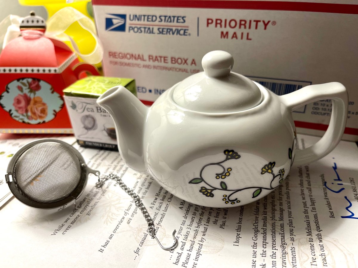 elazfoodchannel's tweet photo. Nandita @CurryCravings thanks for your precious hand-painted cute little #teapot ❤️
#sevenpotsoftea @MelissasProduce
I sure will use it for our morning tea ☕️ https://t.co/zEPcJeyg0G