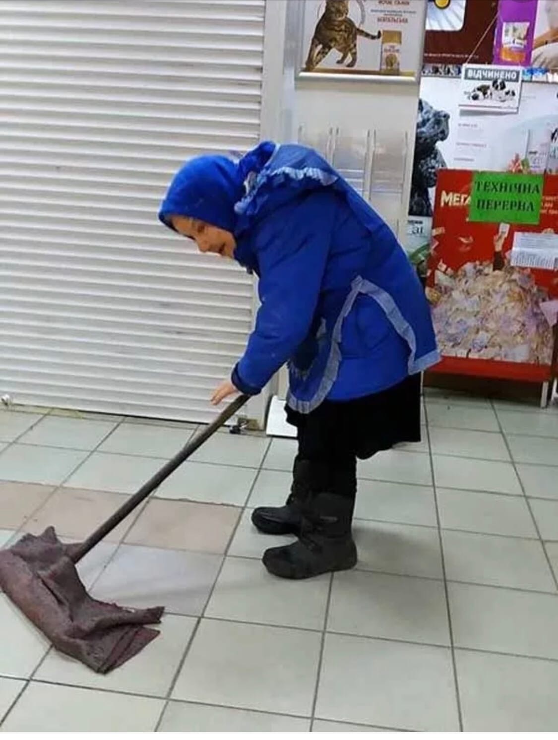 Бабка со шваброй