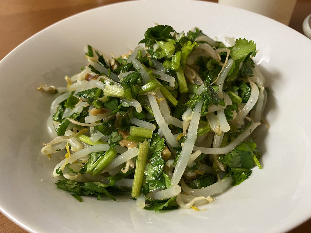 おりえ これほんと気に入ってて中華のときは迷わず作ってる もやしと香菜のサラダ もやし1袋を500wで4分チン 水気を切る 今日は袋の端切って軽く振って水切り 香菜 鶏ガラ顆粒小さじ1 胡麻油小さじ2 サラダ油小さじ2 ニンニクチューブ3cm 粗 おりえ これほんと気に入ってて中華のときは迷わず作ってる もやしと香菜のサラダ もやし1袋を500wで4分チン 水気を切る 今日は袋の端切って軽く振って水切り 香菜 鶏ガラ顆粒小さじ1 胡麻油小さじ2 サラダ油小さじ2 ニンニクチューブ3cm 粗