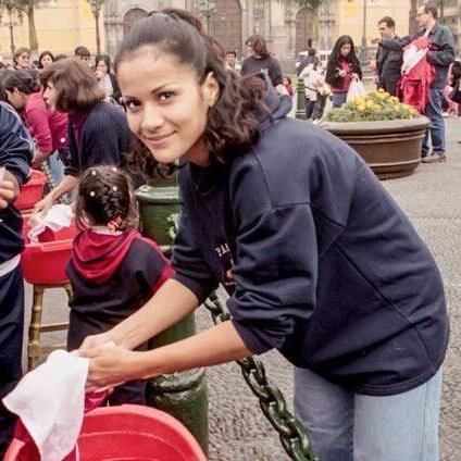 uliceschavez5's tweet photo. @21Cordeliamar esto son los comunistas en su #Hipocresia de lucha social
Una Comunista lavando Bandera por la democracia cuando a ellos le conviene
Una comunista viviendo como Reyna no invita a los cholos a su piscina
Una comunista indignada porque su gente #Robo 
Una Comunista con una #Coimera https://t.co/uKqygoK8BC