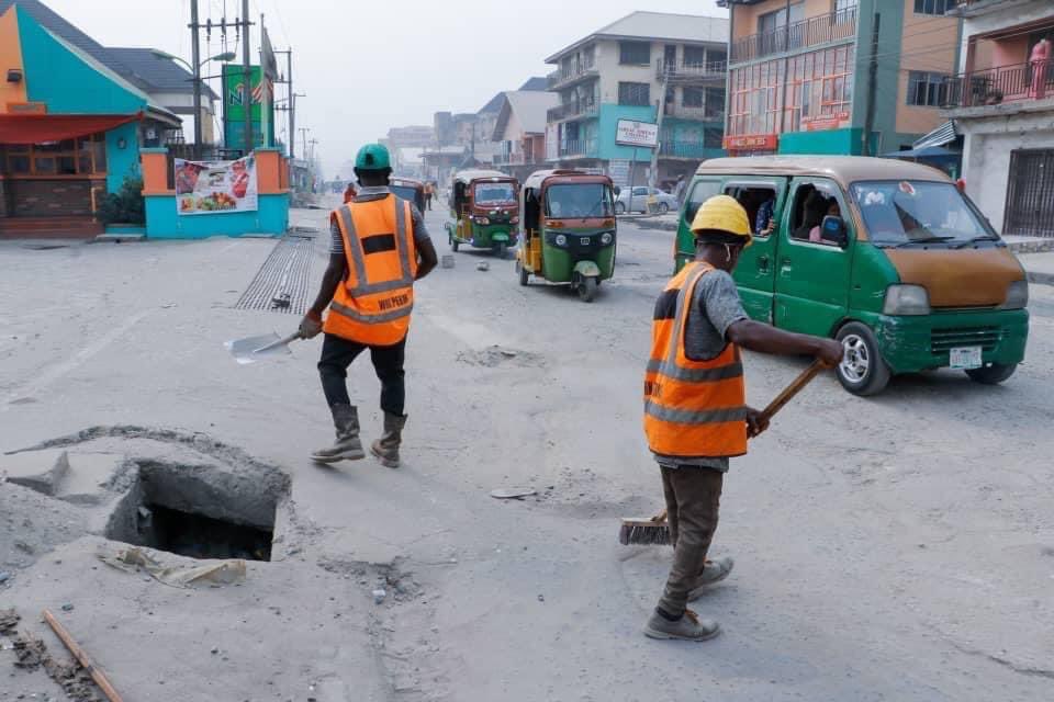 nwankwoesq's tweet photo. OKIGWE ROAD ABA IS SET TO RECEIVE @GovernorIkpeazu’s CATERPILLAR REVOLUTION.....

Meanwhile, PORTHARCOURT ROAD, OBOHIA ROAD, NGWA ROAD AND AHABA UMUEZE ARE ALL RECEIVING HIS MIDAS TOUCH IN HIGH SPEED...

Hod bless my Governor!!!! https://t.co/bppE4cWNvy