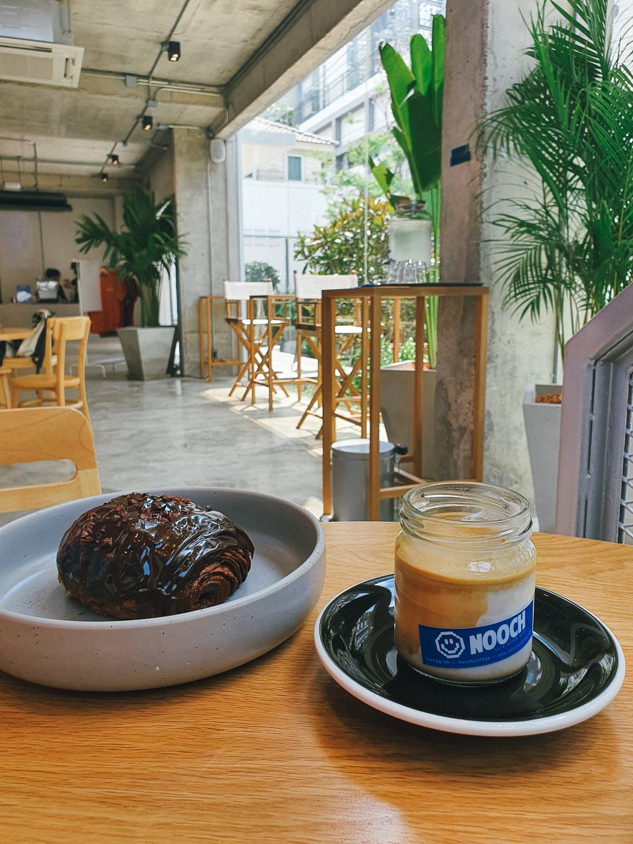 onedayperweek1's tweet image. Namwan bakehouse x Nooch Coffee #รีวิวคาเฟ่ น่ารักๆ ในเมืองทอง ใครกำลังอินกับครัวซ็องมาเลยฟินแน่ๆ เค้าผลิตช็อคโกแลตเอง เราเลยเลือกครัวซ็องชอคโกแลต ฟินมากกก dirty หอมๆ ก็ดีงามกับเมล็ดคั่วกลาง thai blend เลิฟฟฟฟ อนาคตจะมีเวิคชอปด้วยนะ!
@aroii @kinjubkinjib @Kin24hrs @kinteenhai