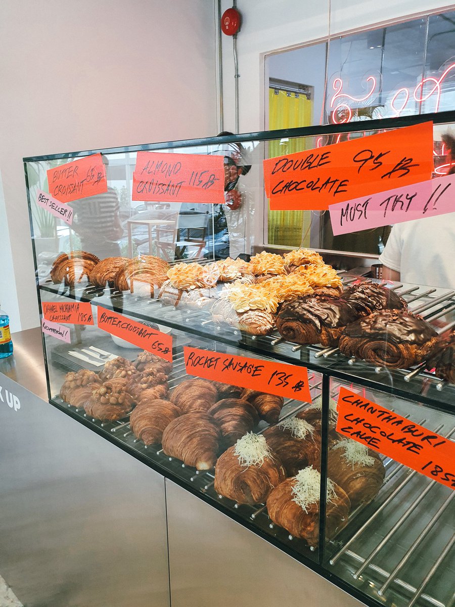 onedayperweek1's tweet image. Namwan bakehouse x Nooch Coffee #รีวิวคาเฟ่ น่ารักๆ ในเมืองทอง ใครกำลังอินกับครัวซ็องมาเลยฟินแน่ๆ เค้าผลิตช็อคโกแลตเอง เราเลยเลือกครัวซ็องชอคโกแลต ฟินมากกก dirty หอมๆ ก็ดีงามกับเมล็ดคั่วกลาง thai blend เลิฟฟฟฟ อนาคตจะมีเวิคชอปด้วยนะ!
@aroii @kinjubkinjib @Kin24hrs @kinteenhai