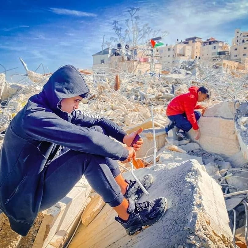 heavyed65's tweet photo. Children of Elyan family raise the flags of #Palestine over the rubble of their home which was demolished by #Israeli #occupation municipality of #Jerusalem in #Issawia village this morning. #StopAnnexation #FreePalestine 🇵🇸 #Palestine #BoycottIsrael #BDS #Netanyahu #JoeBiden https://t.co/83b3ikudbG