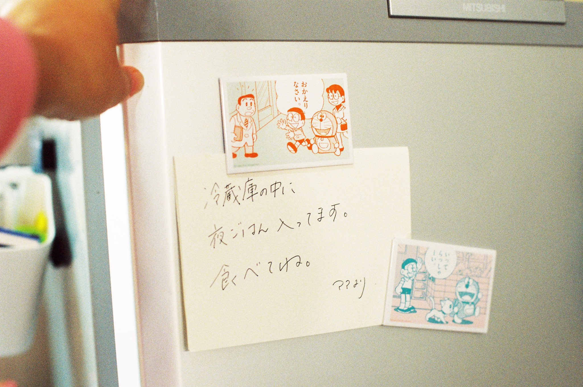 Asuka いってらっしゃい おかえりなさいマグネット そして特別版には最高かわいいマグネットがついてきます 冷蔵庫 に貼ったり玄関に貼ったり メモを添えたり いっぱい使ってください 赤いスリーブに入っています この家族団欒の絵もかわいい Asuka いってらっしゃい おかえりなさいマグネット そして特別版には最高かわいいマグネットがついてきます 冷蔵庫 に貼ったり玄関に貼ったり メモを添えたり いっぱい使ってください 赤いスリーブに入っています この家族団欒の絵もかわいい