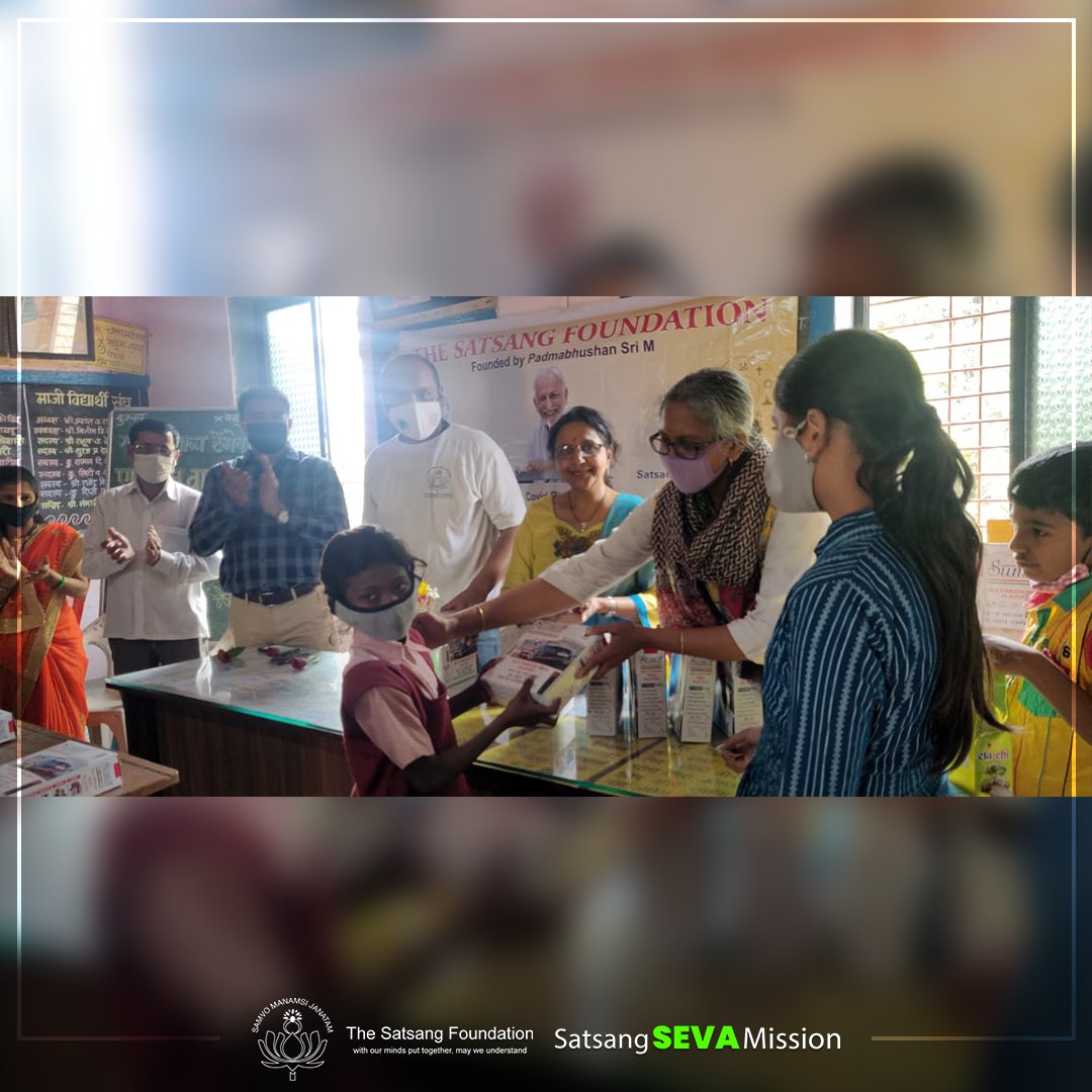 SatsangTweets's tweet photo. The children study at ZP Schools. A volunteer from the COEpians foundation, Mr. Vikram Kadam intimated The Satsang Foundation volunteers about the schools & identifying the need, 50 students were given FM Radios to encourage continuous #learning during these #digitaltimes. (2/3) https://t.co/8yKmYX1Xqr
