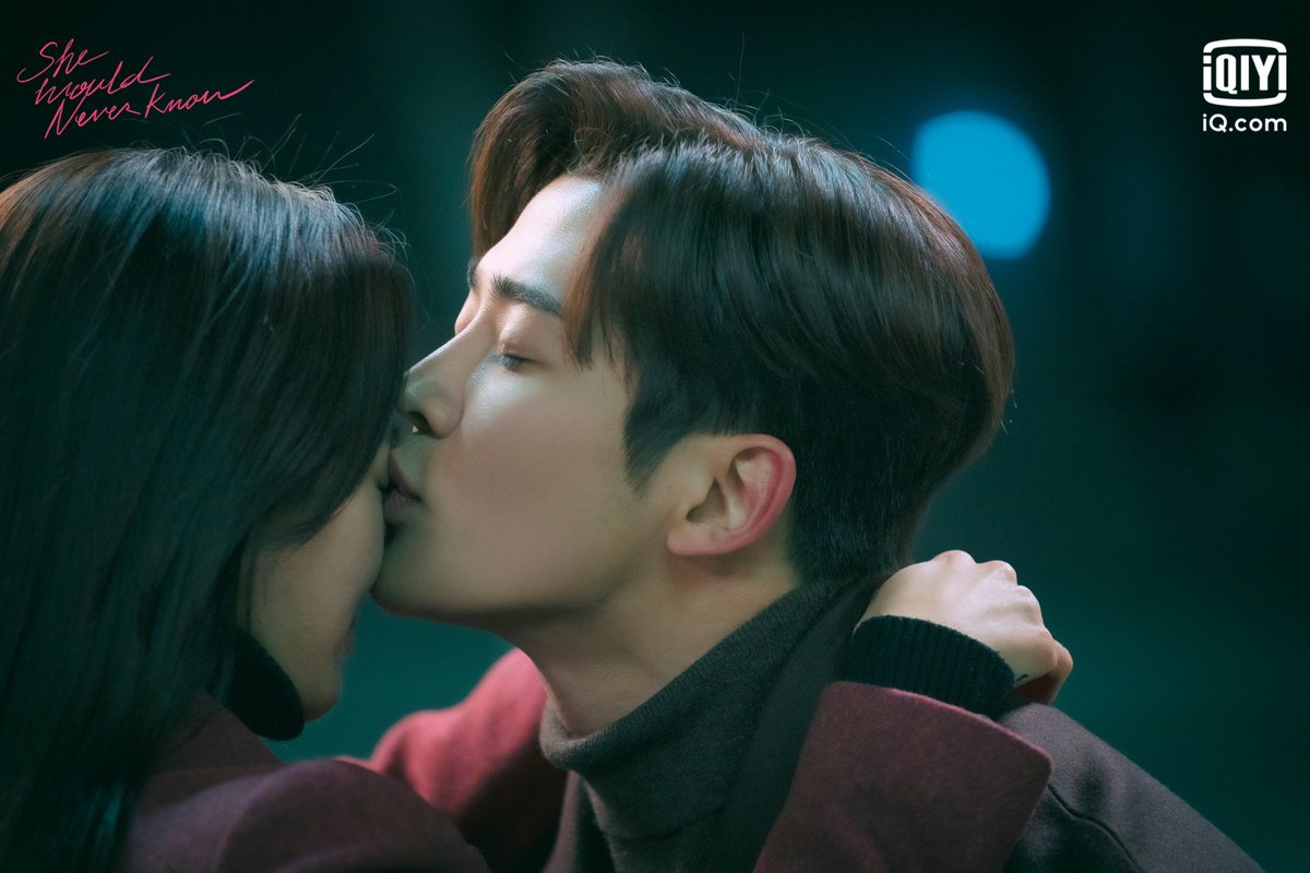 백허그 자세로 선배에게 앞치마를 입혀주는 채현승. 달달하게 야근 준비를 하던 윤송아와 그의 앞에 나타난 사람은? 오늘밤 10시 20분, #아이치이...