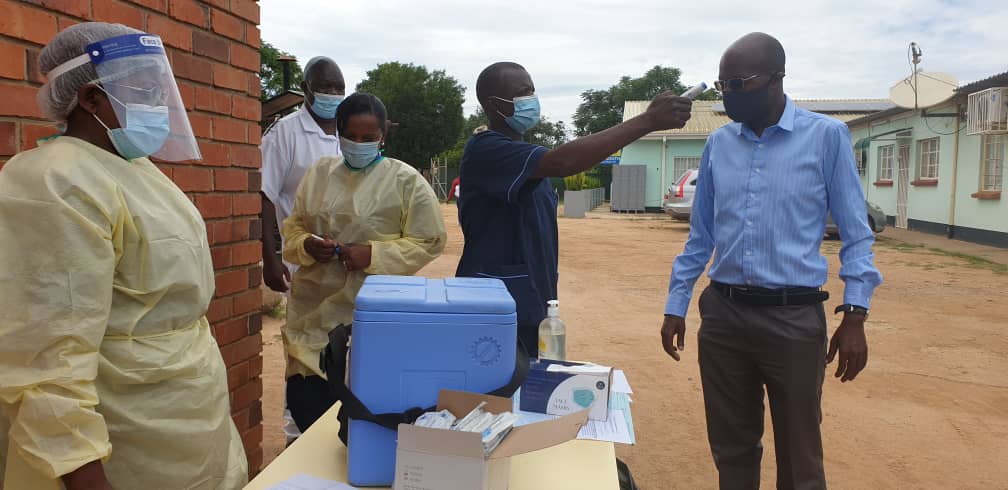 nickmangwana's tweet photo. Seke District
Seke received 2200 and have started with high volume areas Kunaka, Epworth, and Beatrice. Chitungwiza received 1000 doses.
Chitungwiza Municipality Director of Health and Environmental Services Dr Kasu getting vaccinated at Seke South Clinic.
#ZimVaccination https://t.co/ElrZFmJ63j