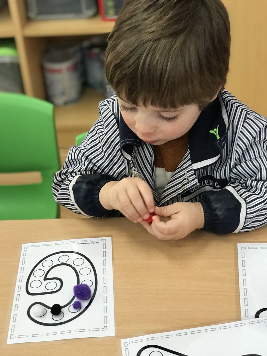 epiasabadell's tweet photo. Les nenes i els nens de P3, aquesta darrera setmana hem seguit aprenent a identificar el nostre nom i el d’algun dels nostres companys. Estem començant a crear la nostre inicial i alguns ja ens atrevim a fer el nom sencer!
#P3PIASABADELL https://t.co/LLZGZGlv4O