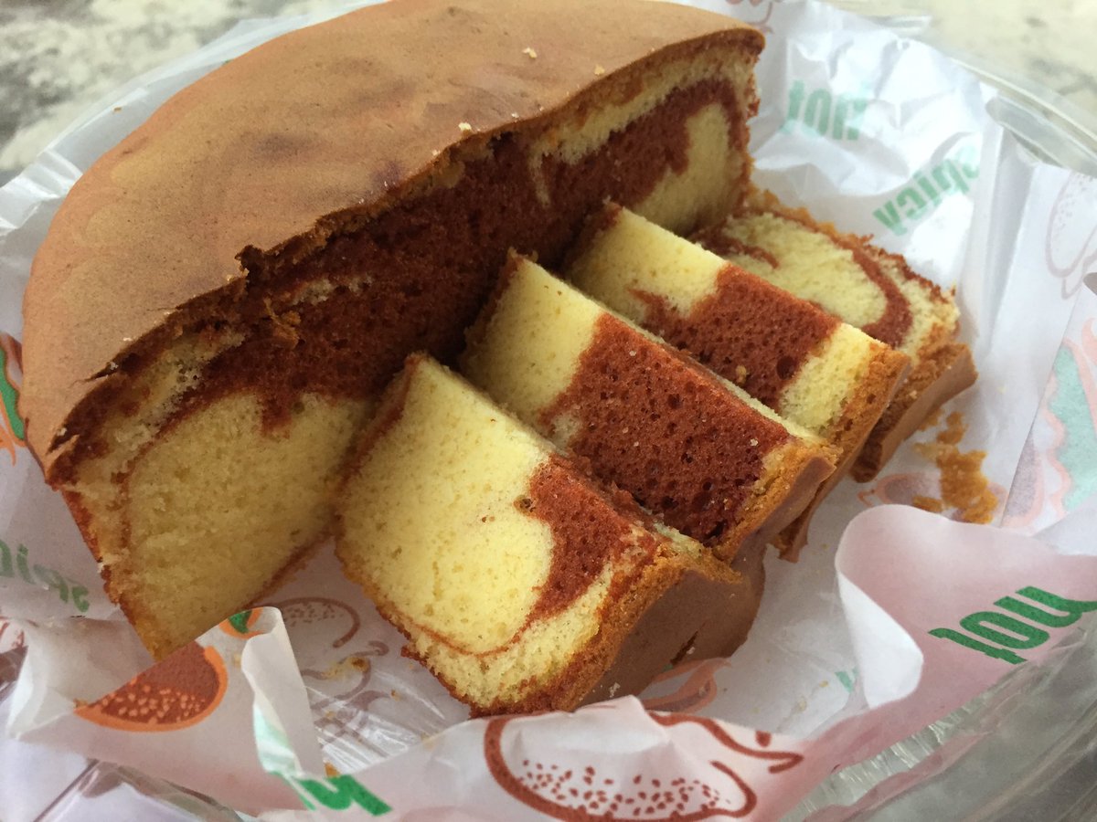 hazim_nyem's tweet image. "Gila ke apa 

Serious lah ade ukiran nama aku lagi tu kat kek ini. Hahahah. Padu lah masta @JiejiePojie bro sado. Aku bawak balik dah separuh tinggal kek ini. 

Boleh repeat order ini next time 😆🙋🏼‍♂️

Korang nak order leh PM ke dia. 

#BroSupport