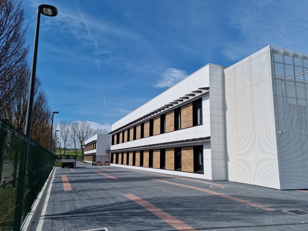 ixarvit's tweet photo. Este sabado se realizo la prueba Blowerdoor en el nuevo centro socio sanitario en Zizur Menor (Navarra), primera residencia de ancianos construida bajo estandar passivhaus, dando un excelente resultado. Gracias a la U.T.E Peru-Caype por confiar en nosotros. https://t.co/Md41pmXuZi