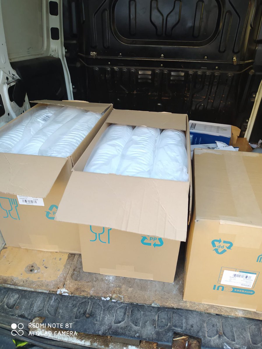 La cuadrilla de costaleros del Señor ha hecho entrega de cajas de envases y 78kg de pota que irán destinadas al Comedor Social.