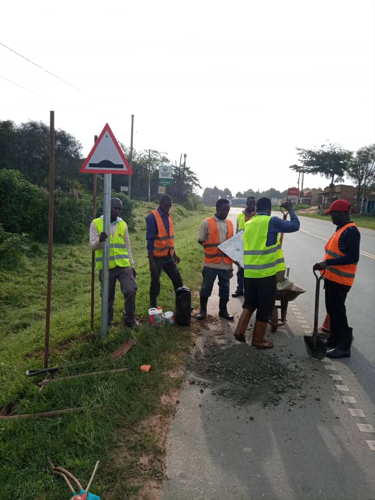 datracklimited's tweet photo. On going works for Humps along kabale Mbarara Road
Plus Road Signs Fixing showing Humps Ahead.
Contract done  by @datracklimited 
Under @UNRA_UG @UNRA_ED https://t.co/qawIpEkuD4