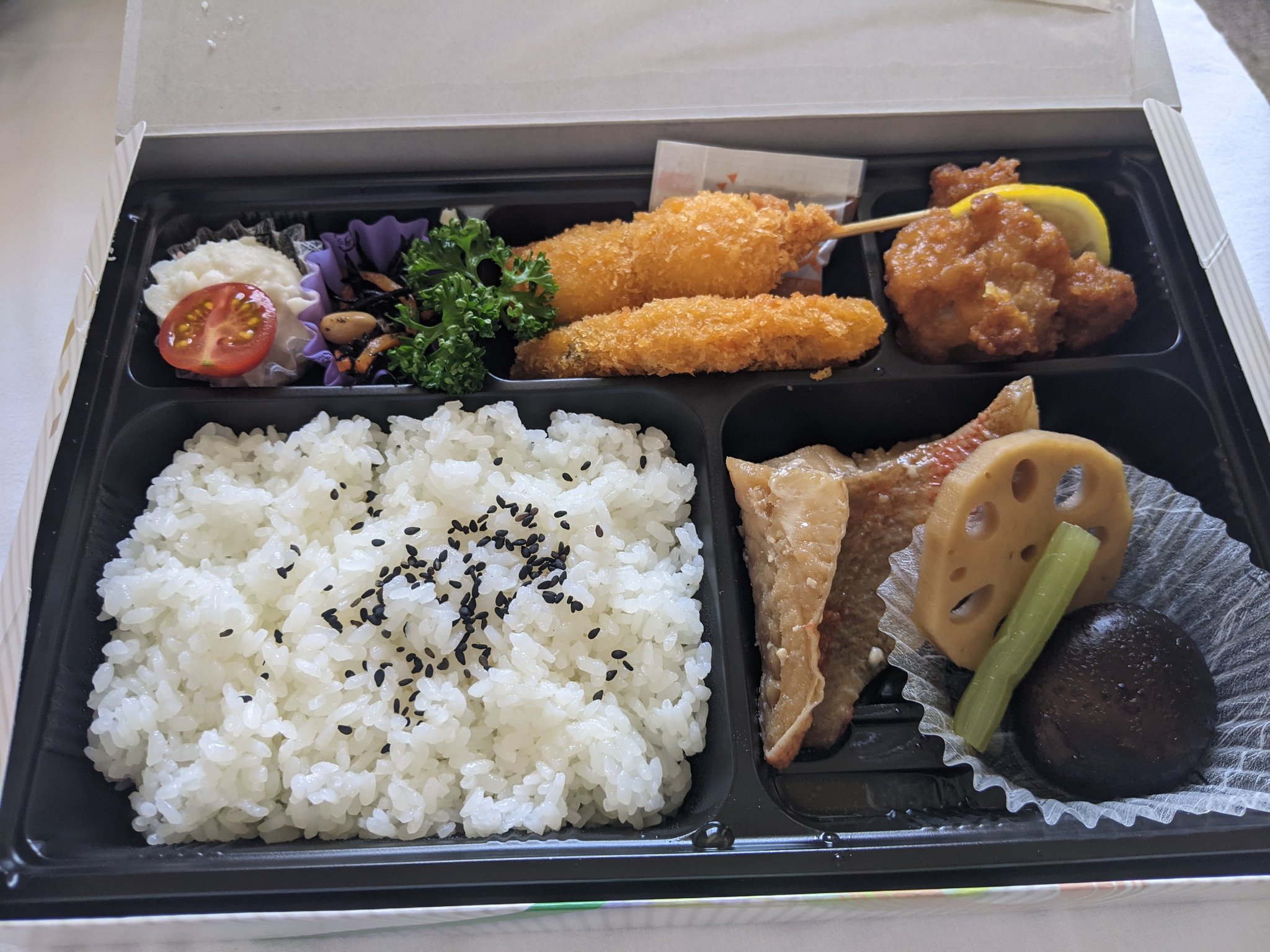 ぽた 2日目 昼食 赤魚お弁当 箸でほぐれるほどの赤魚の煮付けが美味しかったです 白身魚のフライも柔らかめ うずらの卵フライとポテサラは好きなので嬉しい ご飯が進みます 肥えちゃう こんなの 肥えちゃう T Co Bi2wjxbdjk Twitter