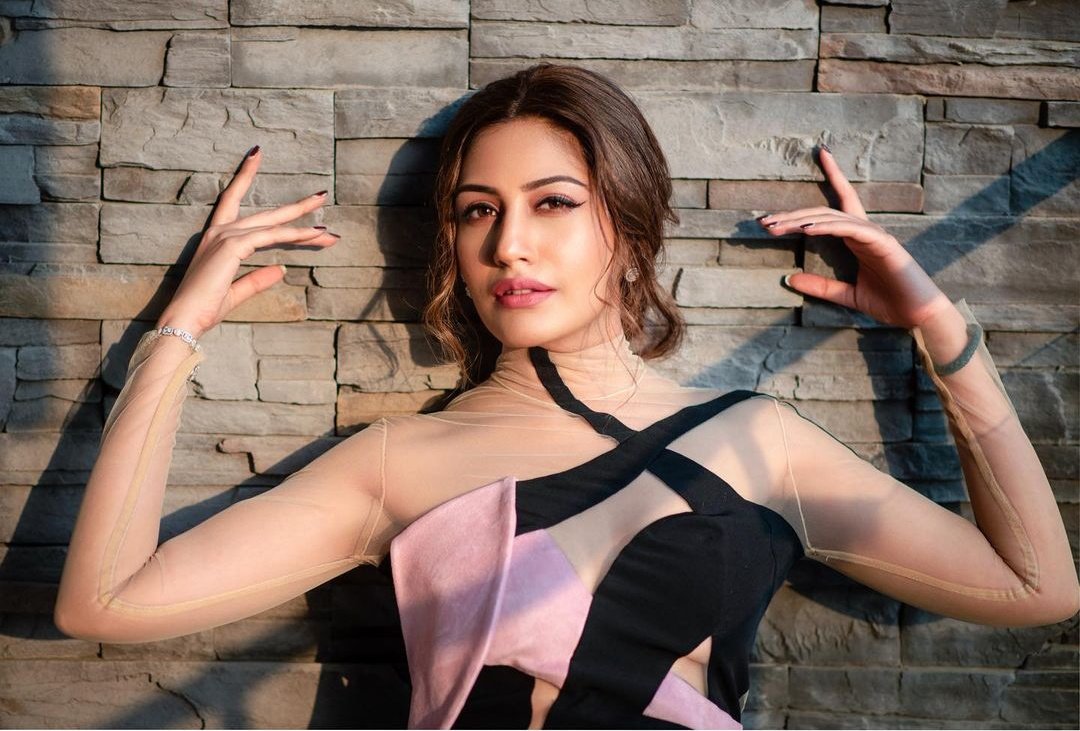 Crystal_Krish4r's tweet photo. @IconicGoldAward @Combatant2020 @aJAYMJAISWAL @IIaaward @FIFPLtd @FitIndiaOff @CocoHighIndia @vikashdoshi7 @INOXMovies @FilmsAlgol @vikasgade Rooting For #Surbhichandna ,
THE FASHION DIVA ..
Her style and Looks Always on point !
#IconicGoldAwards2021 #MostStylist #StylistWoman https://t.co/KhQXEL0sTg