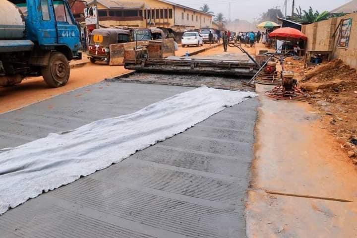 nwankwoesq's tweet photo. The contractor working on Ahaba Umueze (ABSUTH) road in Aba is currently at the rigid pavement stage of the project.
The final stage will be the laying of asphalt on the road. 

Me: @GovernorIkpeazu is Birthing a new ABIA. 

Credit: @Johnokiyikalu
#IkpeazuSabiTheWork
#KineticAbia https://t.co/Vx6A9gyO4N