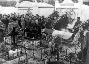 memoria_parets's tweet photo. "Con las primeras hojas de los chopos y las últimas flores de los almendros, la primavera traía a nuestra República de la mano"

#TalDiaComAvui de 1939 moria exiliat a Cotlliure el poeta Antonio Machado, gran defensor de la II República. https://t.co/c9l9jWTEgc