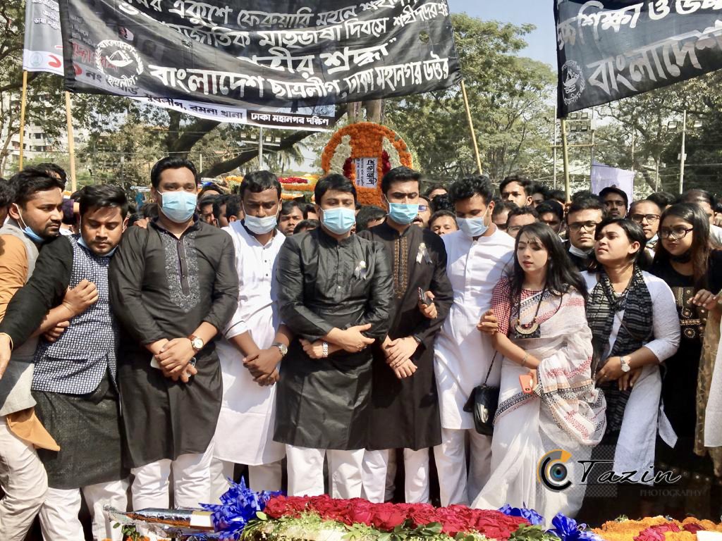 SikderTilottama's tweet photo. Tribute with flowers to the memory of language soldiers at Prabhatferi and Central Shaheed Minar organized by Bangladesh Chhatra League on the great International Mother Language Day. https://t.co/jMoVvybioM