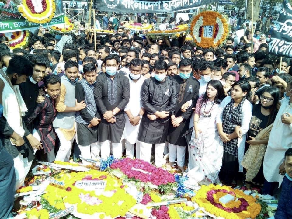 SikderTilottama's tweet photo. Tribute with flowers to the memory of language soldiers at Prabhatferi and Central Shaheed Minar organized by Bangladesh Chhatra League on the great International Mother Language Day. https://t.co/jMoVvybioM