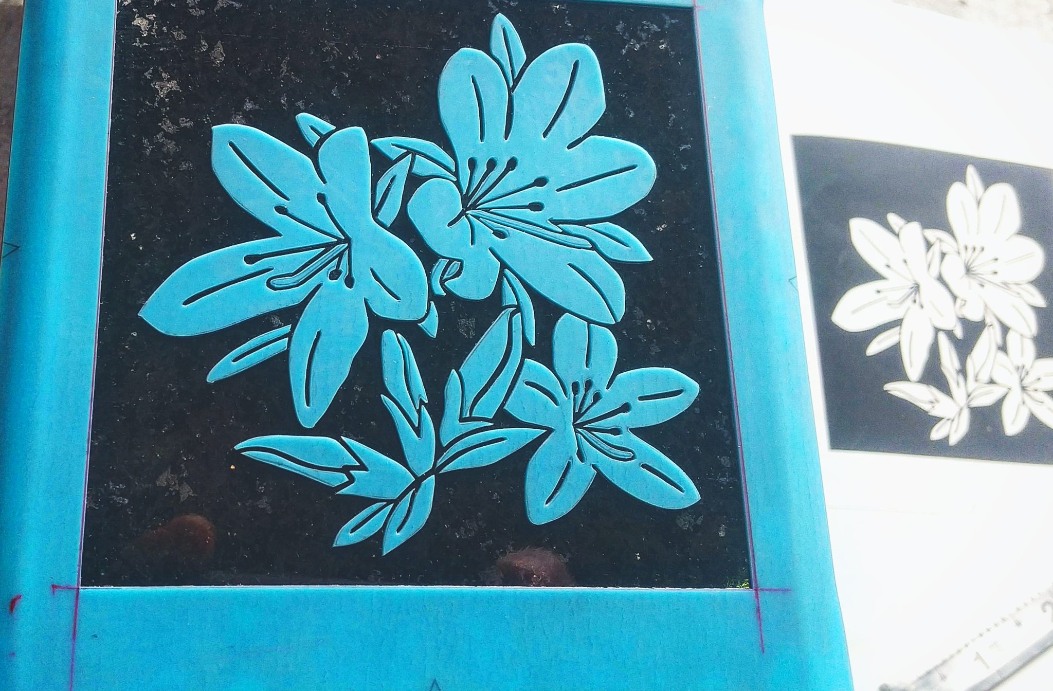 تويتر N Shin على تويتر 花立の彫刻 イラスト ツツジ のゴム切り 細かくて大変でした 躑躅 ツツジ イラスト彫刻 花立 彫刻 墓石の彫刻 ピーゴム 神奈川 湘南 平塚 湘南墓店 神奈川 石材 平塚 石材 Japanesegrave Japan Shonan Hiratsuka