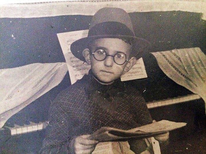 MMiransky's tweet image. «В раннем детстве верил я,
что от всех болезней
капель Датского короля
не найти полезней.
И с тех пор горит во мне
огонек той веры...
Капли Датского короля
пейте, кавалеры!» Б. Окуджава. 
О поездке в Белоруссию, год до войны, лето 1940 г. companybest.ru/publications/6…