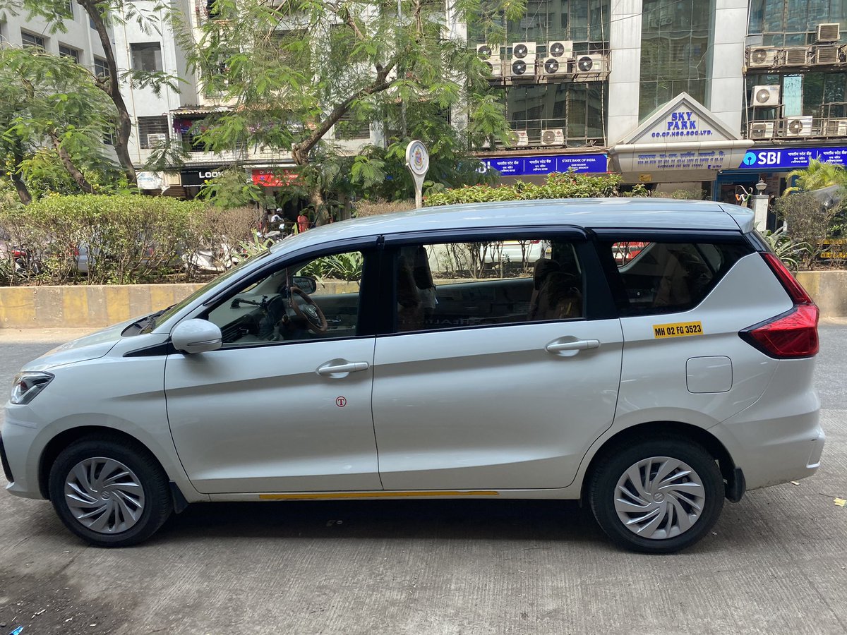 osaidkoti's tweet photo. @CPMumbaiPolice @MumbaiPolice illegally parking on road. Please take cognisance. https://t.co/xxMcFTufaM