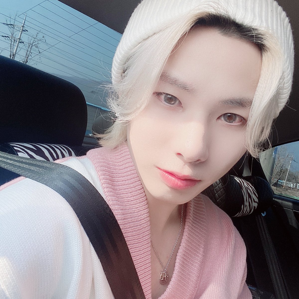 ELASTofficial's tweet photo. 잠시 후 7시 30분 !!
혁이와 행복한 
생일파티할 사람🎂 ?? ><
저한테 궁금하셨던 것들
오늘 브이앱에서 듣고 싶은 노래!!
댓글로 마구마구 달아주세요!❣

#ELAST #엘라스트 #wonhyuk #원혁 https://t.co/j1FZcWv4HF