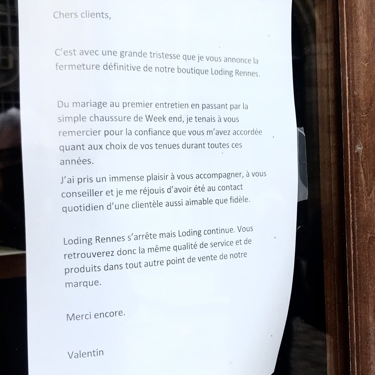 Plus de clients. Plus de boutique. Mais la publicité continue, sous une forme qui fait mal il faut le dire. #jesuisvalentin