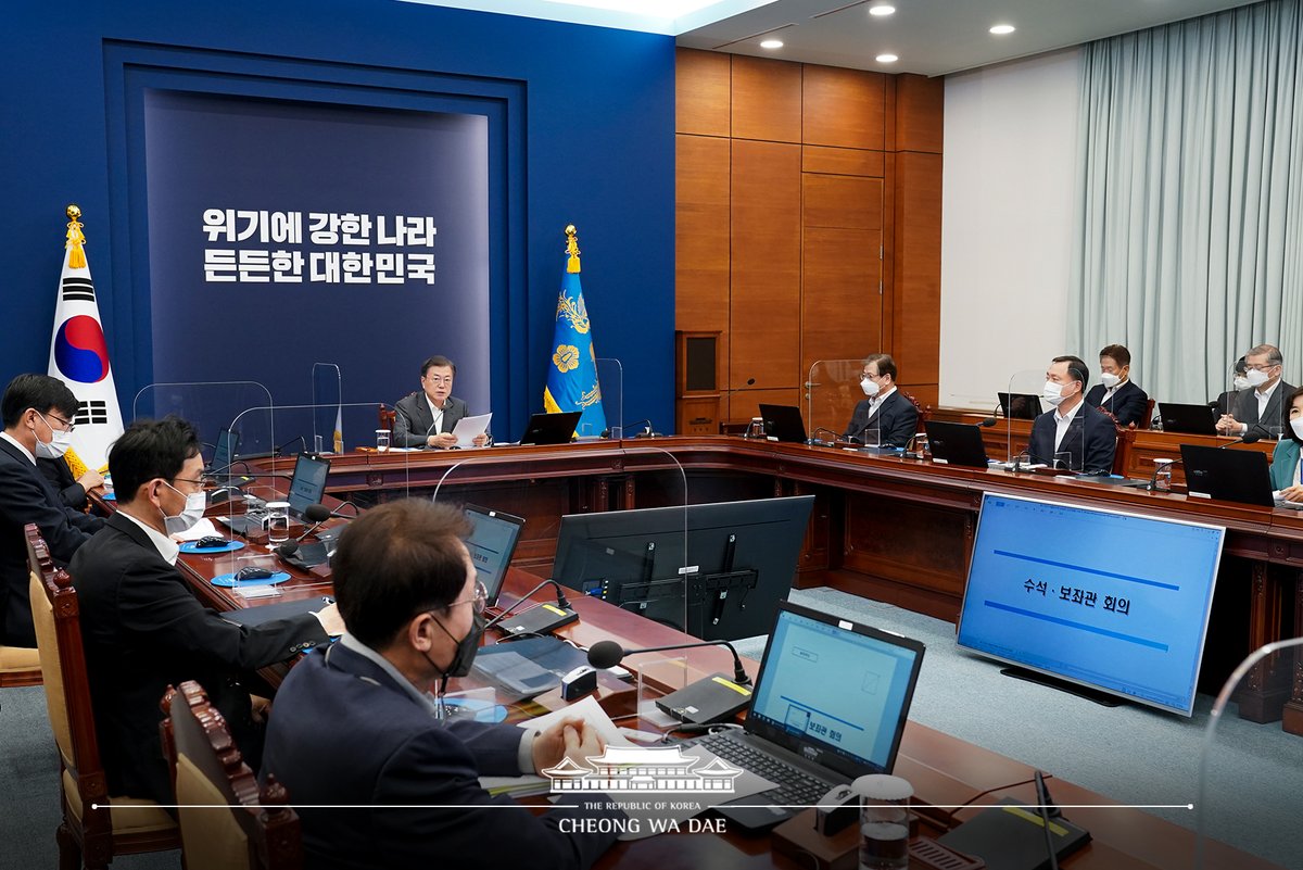 이와 함께, 대통령은 "4차 재난지원금은 사각지대를 최소화하며 최대한 폭넓고 두텁게 지원되도록 하겠다"고 밝혔습니다. 아울러 "정부는 추경을 신속히 편성하고 국회의 협조를 구하여 가급적 3월 중에는 집행이 시작될 수 있도록 속도를 내주기 바란다"고 주문했습니다.