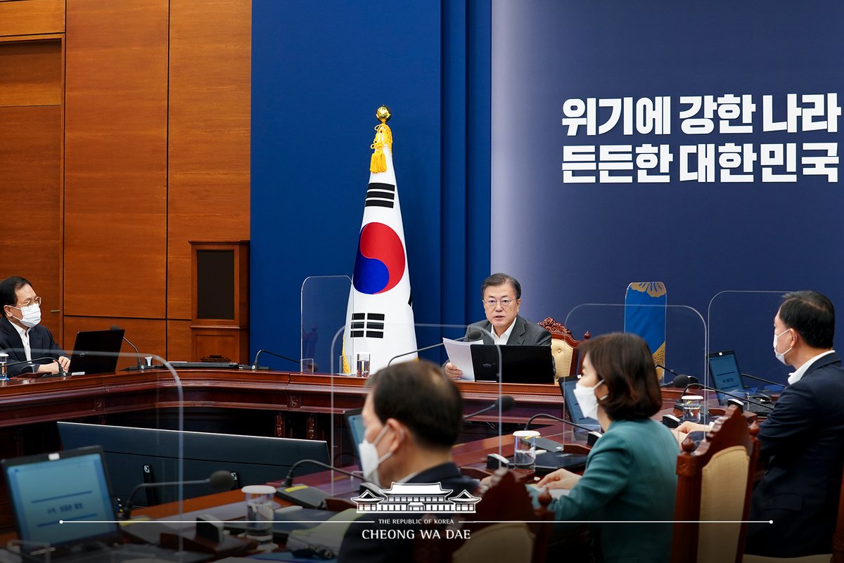 또한, 문재인 대통령은 "우리 경제의 역동성을 키우며 새로운 미래를 열어나가기 위한 노력을 확대해 나가야 한다"며 "주역은 단연 벤처·스타트업"이라고 강조했습니다. 특히, "고용의 축이 벤처기업으로 이동하고 있다"며 양적으로나 질적으로 좋은 일자리를 만들어내고 있다고 덧붙였습니다.