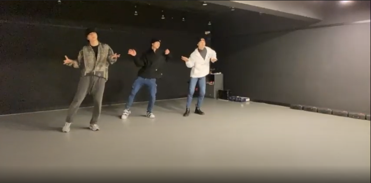 yangsheepwon's tweet photo. WAAAH. I thought Jam live was always pre-recorded but I am wrong. Jay showed his watch and it does makes sense- IT IS LIVE!! @ENHYPEN_members #ENHYPEN #JAMLIVE https://t.co/SjLsTlmj02