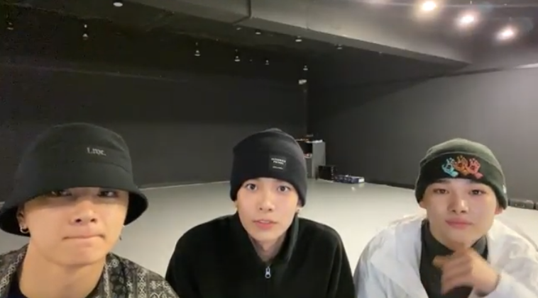 yangsheepwon's tweet photo. WAAAH. I thought Jam live was always pre-recorded but I am wrong. Jay showed his watch and it does makes sense- IT IS LIVE!! @ENHYPEN_members #ENHYPEN #JAMLIVE https://t.co/SjLsTlmj02