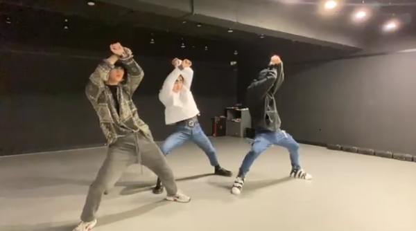 yangsheepwon's tweet photo. WAAAH. I thought Jam live was always pre-recorded but I am wrong. Jay showed his watch and it does makes sense- IT IS LIVE!! @ENHYPEN_members #ENHYPEN #JAMLIVE https://t.co/SjLsTlmj02