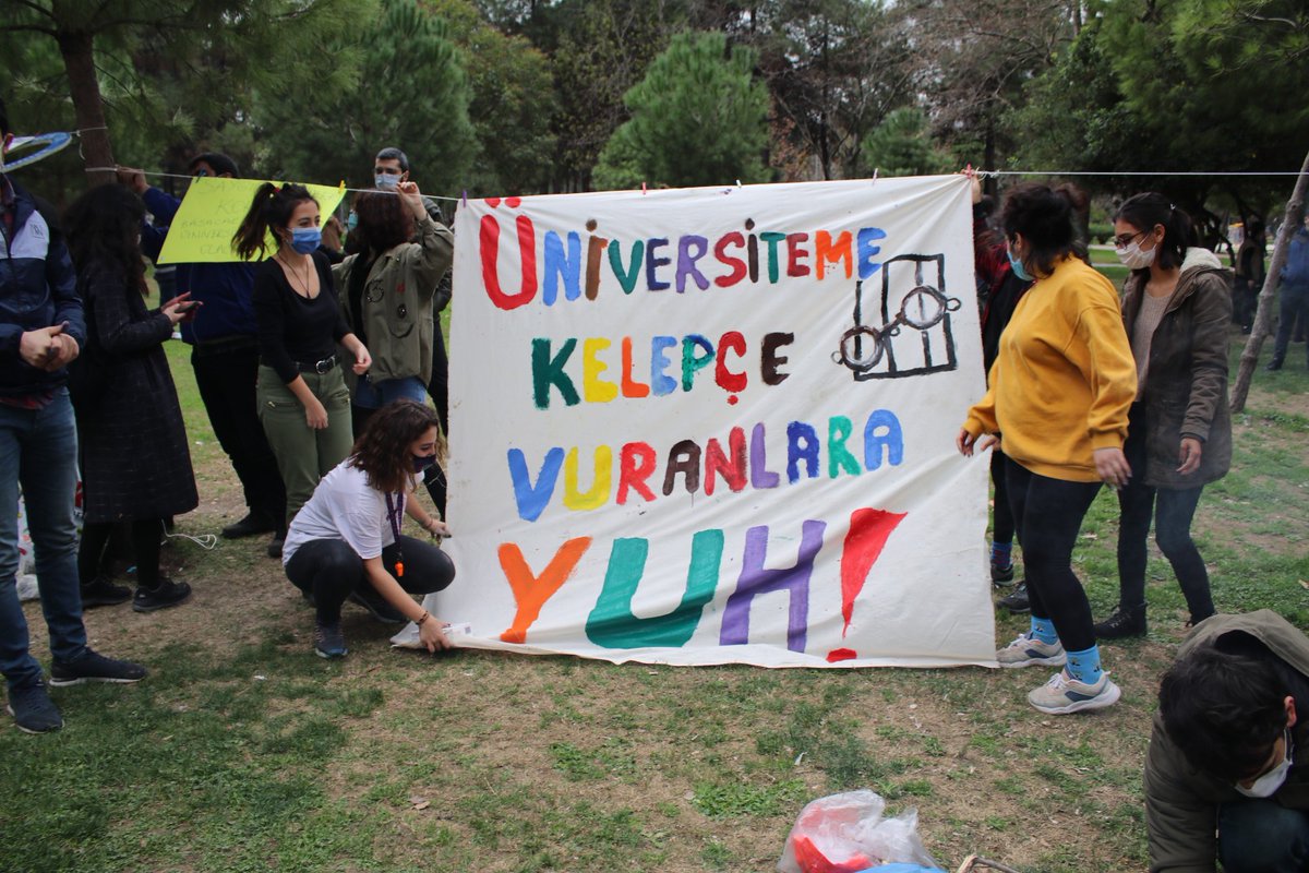 DEÜ Rektörlüğü, 35 tane öğrenci arkadaşımıza kampüs dışında yaptıkları eylemde bulundukları için '1 hafta uzaklaştırma cezası' verdi.

Gençliğin direnişi ve talepleri haklı ve meşrudur. AKP-MHP iktidarının politikalarına diz çökmeyeceğiz.
#BundanSonrasıHepimizde