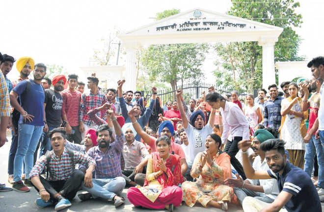 TusharS91451815's tweet photo. What a scenario it will be that the whole first year students be sitting on the college gates and protesting. It's time that u can stop this situation to happen. If we can sit home idle so we can also sit on the canpus gate . @mnitjofficial #reopentechnicalcolleges @DrRPNishank https://t.co/q3xVVssyjQ