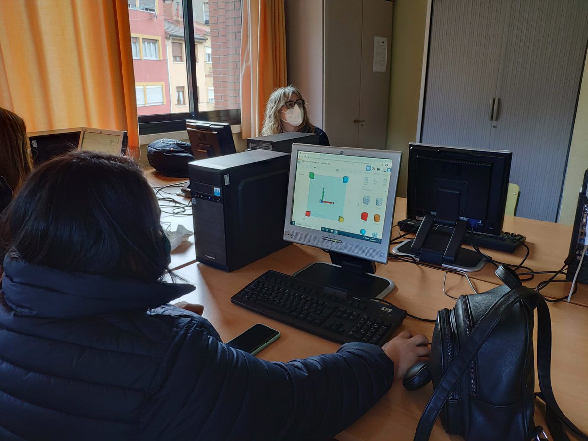 Carlos, Alejandro y José Luis alumnos de #FPBasica imparten una masterclass a <a href="/peluquerasi3D/">peluquerasi3D</a> alumnas del IES El Batán de Asturias sobre el manejo de #Tinkercad para que puedan diseñar e imprimir en 3D <a href="/boqworld/">Boqworld</a> 👏🏻👏🏻👏🏻