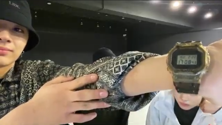 yangsheepwon's tweet photo. WAAAH. I thought Jam live was always pre-recorded but I am wrong. Jay showed his watch and it does makes sense- IT IS LIVE!! @ENHYPEN_members #ENHYPEN #JAMLIVE https://t.co/SjLsTlmj02